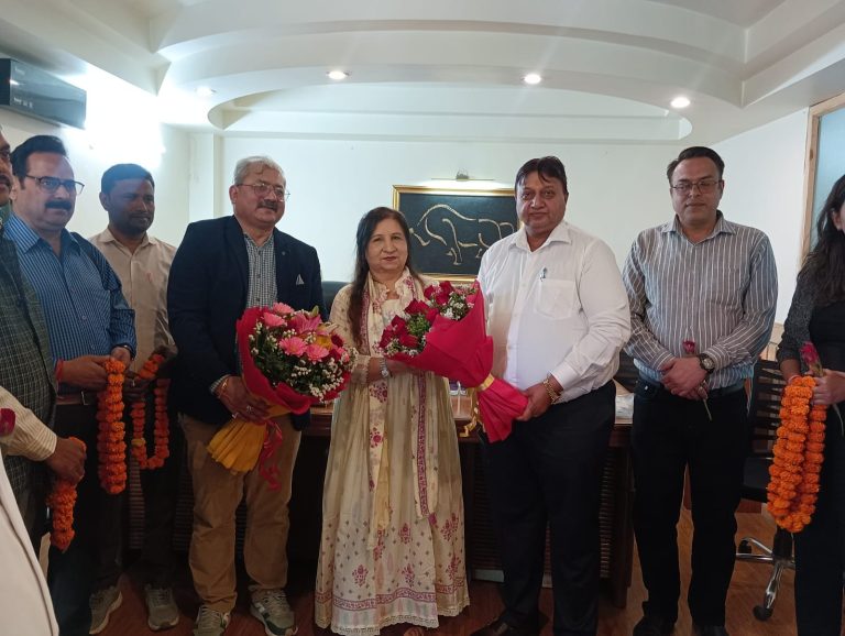 भारतीय व्यापार मंडल की राष्ट्रीय अध्यक्ष (महिला प्रकोष्ठ) सरोज शर्मा