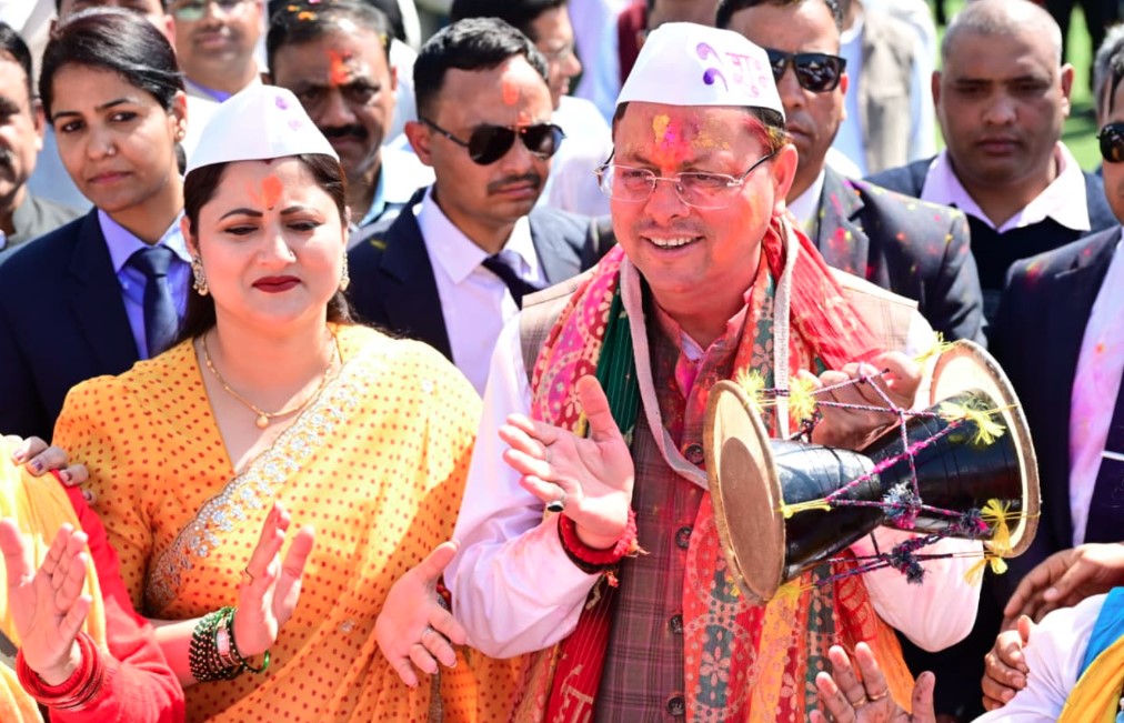 मुख्यमंत्री आवास पर आयोजित हुआ भव्य होली मिलन समारोह, लोकसंस्कृति के रंगों से सजा माहौल