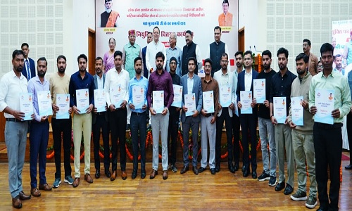 मुख्यमंत्री पुष्कर सिंह धामी ने सफाई निरीक्षकों को प्रदान किए