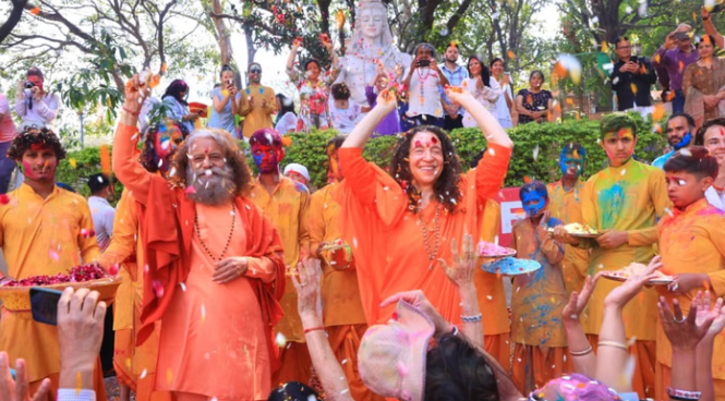 रंग और उमंग में डूबा उत्तराखंड, गली-गली उल्लास, घरों से