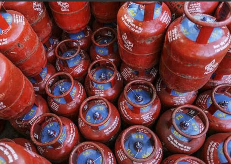 रसोई गैस की कमी से बढ़ी परेशानी, गैस एजेंसियों पर