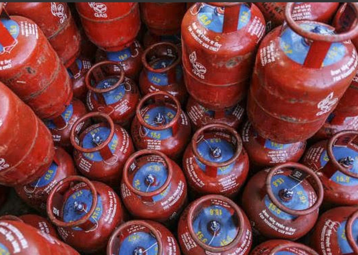 रसोई गैस की कमी से बढ़ी परेशानी, गैस एजेंसियों पर