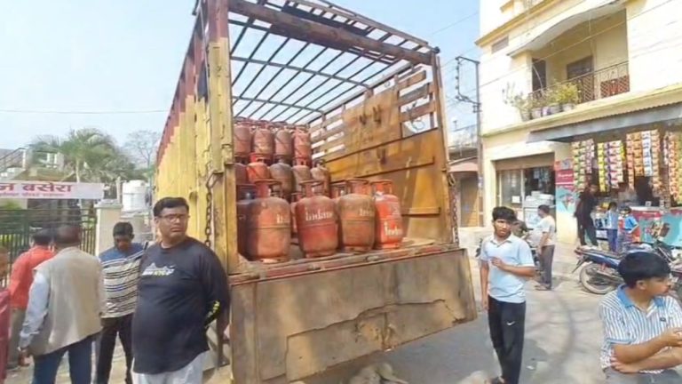 रामनगर में गैस किल्लत की चर्चा के बीच प्रशासन अलर्ट, एसडीएम ने एजेंसी संचालकों को दी सख्त चेतावनी