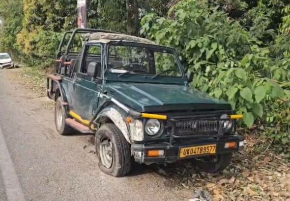 रामनगर में तेज रफ्तार का खतरनाक खेल, पहले बाइक सवार गिरे फिर जिप्सी से भिड़ी कार; जानिये पूरा मामला