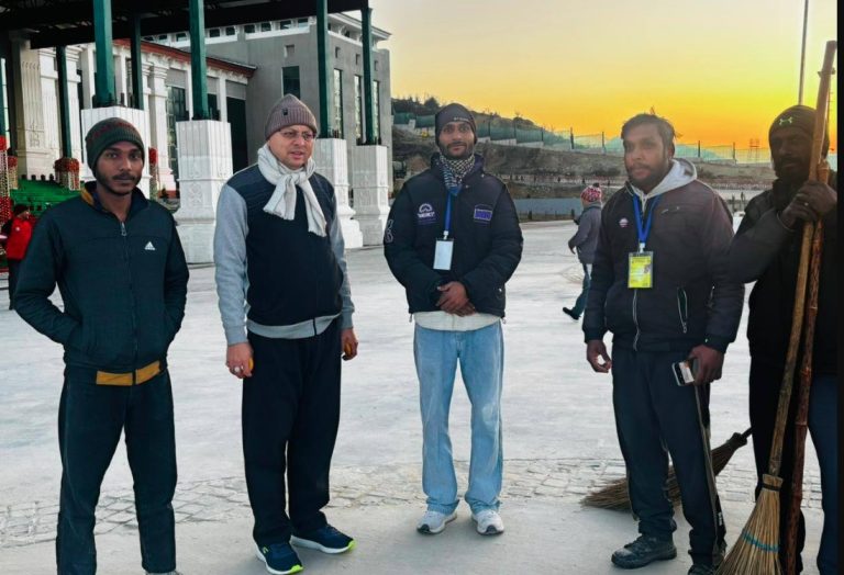 विधानसभा सत्र में योगदान दे रहे कर्मचारियों से मिले सीएम धामी, किया आत्मीय संवाद