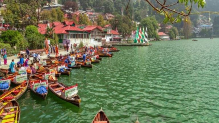 वीकेंड पर नैनीताल में उमड़ा सैलानियों का सैलाब, तीन दिनों में हजारों पर्यटक पहुंचे