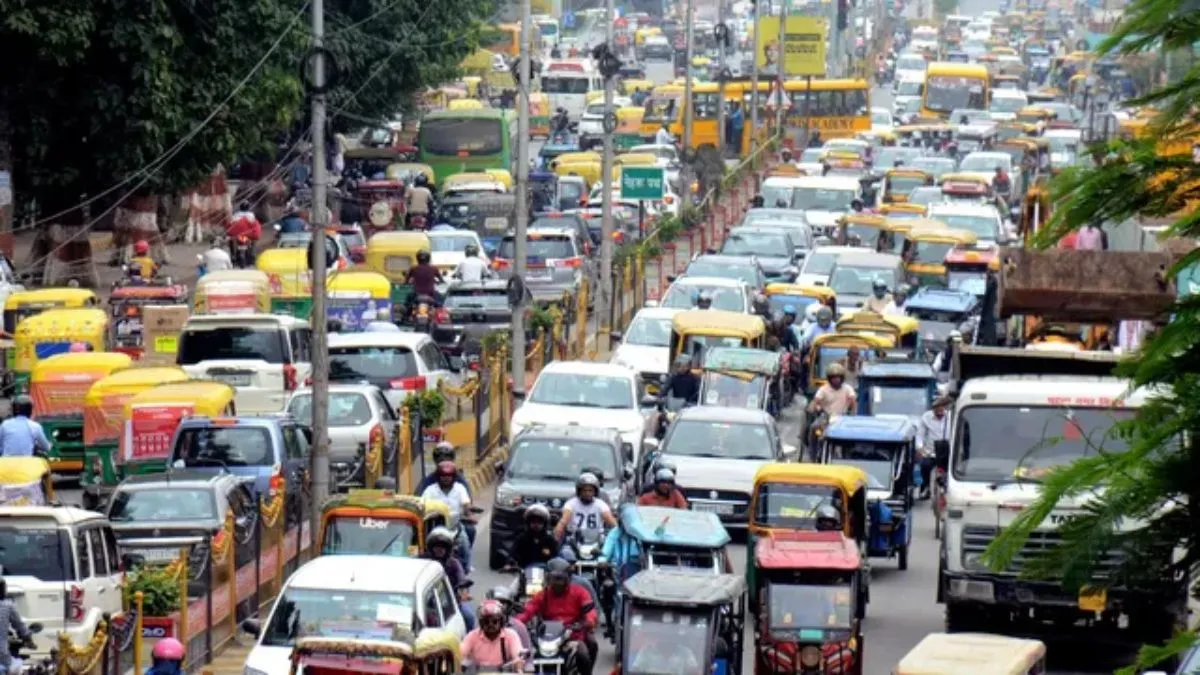 सड़क किनारे गाड़ी खड़ी करना पड़ेगा भारी, ट्रैफिक सिस्टम में