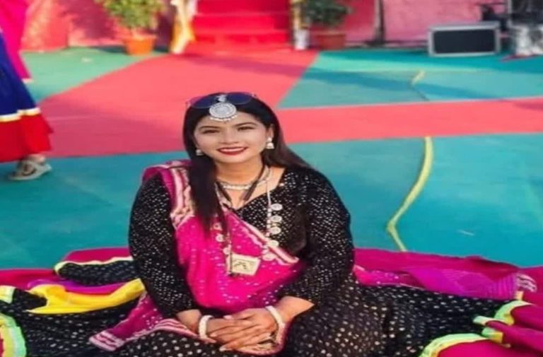 सड़क हादसे में थारू लोकगायिका रिंकू राणा की मौत, ट्रैक्टर-ट्रॉली