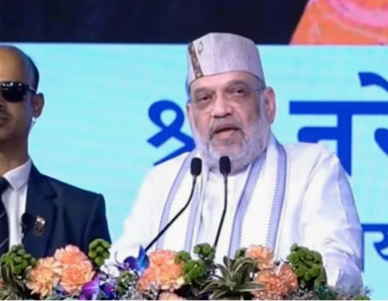 हरिद्वार पहुंचे गृहमंत्री अमित शाह, पांच लोगों को दिए नागरिकता