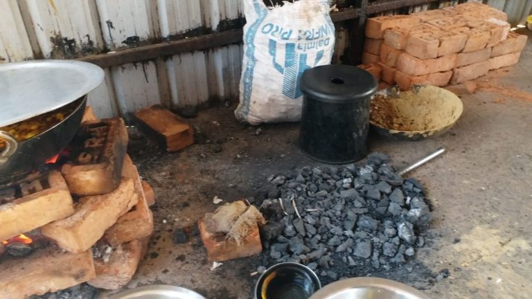 हल्द्वानी में गैस संकट गहराया: मेडिकल कॉलेज में रोटियां बनना हुआ मुश्किल; लकड़ी से बन रहा खाना