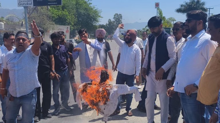 Dehradun News: काली पट्टी बांधकर ग्रामीणों का विरोध, पुतला दहन से बढ़ा तनाव