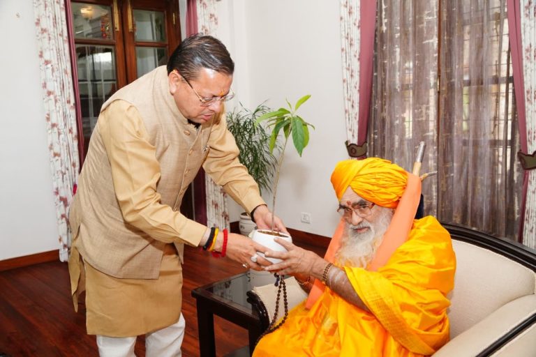 Dhami meets Kedarnath Rawal, seeks blessings for state’s progress