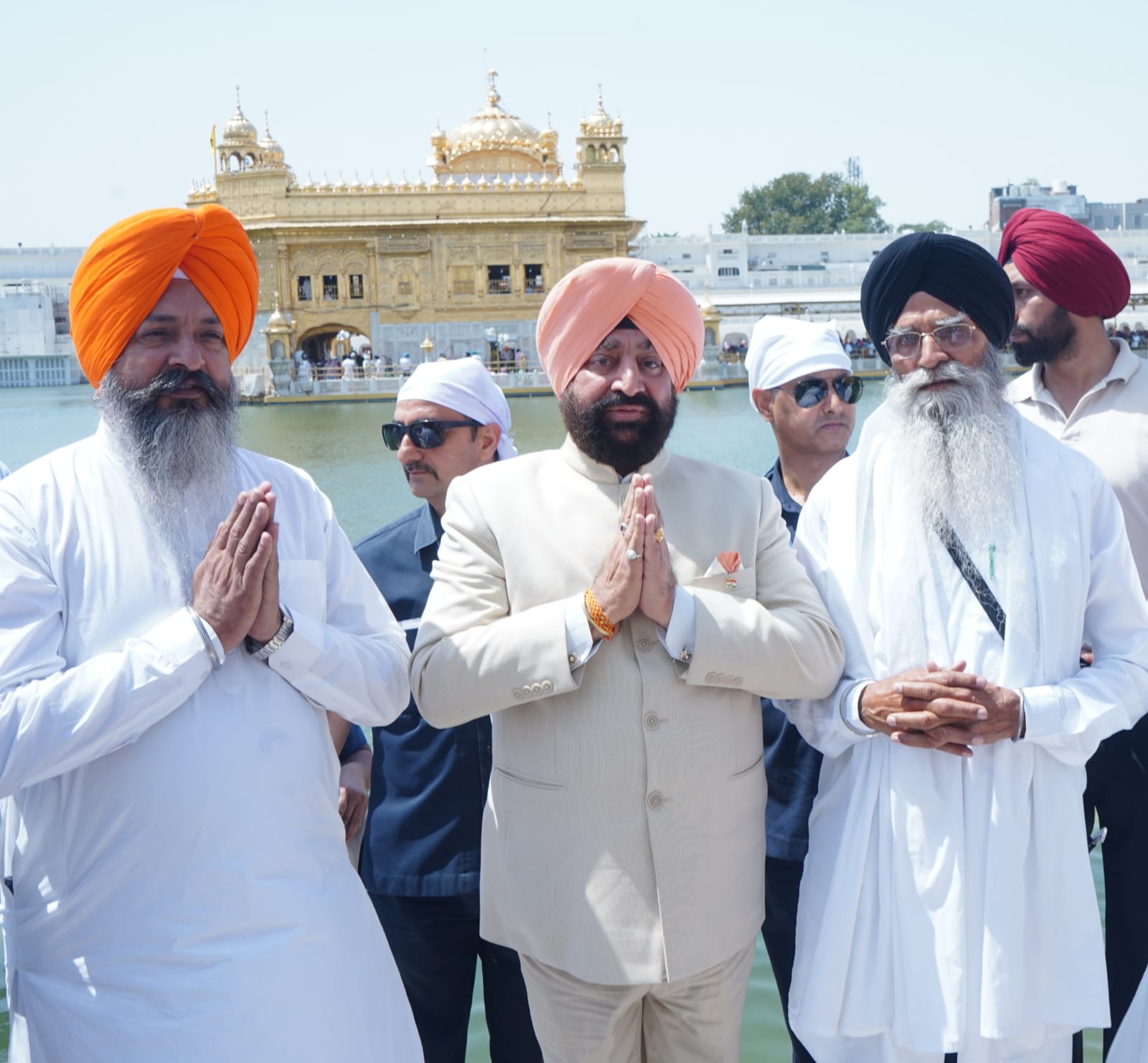 Governor offers prayers at Shri Harmandir Sahib