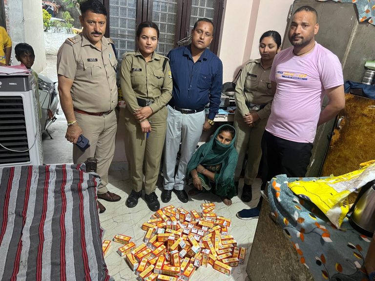 अवैध शराब पर शिकंजा, दो महिलाओं के घरों से भारी
