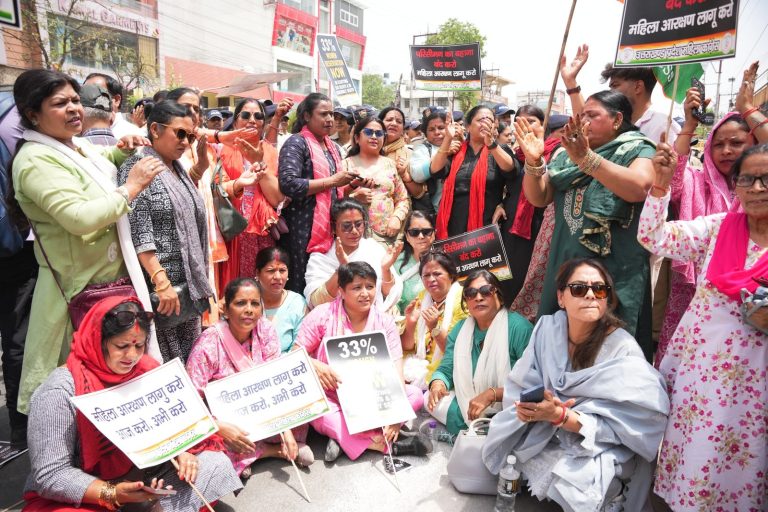 आरक्षण लागू न होने पर महिला कांग्रेस आक्रोशित, कई हिरासत