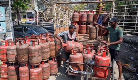 उत्तराखंड में LPG की कालाबाजारी, 'अगर गैस चाहिए तो 300