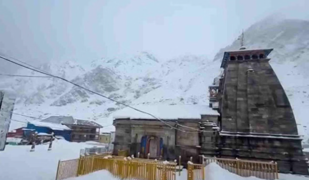 कपाट खुलने से पहले केदारनाथ धाम में हुई बर्फबारी, उत्तराखंड