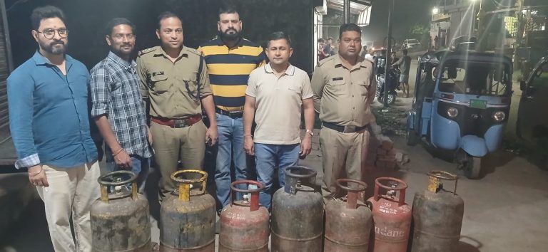 काली बस्ती में छापा: 7 गैस सिलेंडर जब्त, कालाबाजारी पर