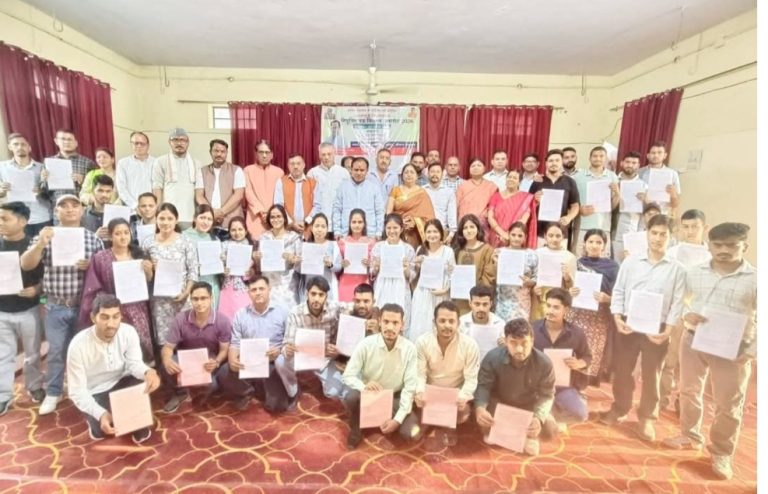 कैबिनेट मंत्री डॉ. धन सिंह रावत ने चयनित 44 कनिष्ठ सहायकों को सौंपे नियुक्ति पत्र