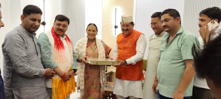 कैबिनेट मंत्री भरत सिंह चौधरी ने मुख्यमंत्री की माताजी से