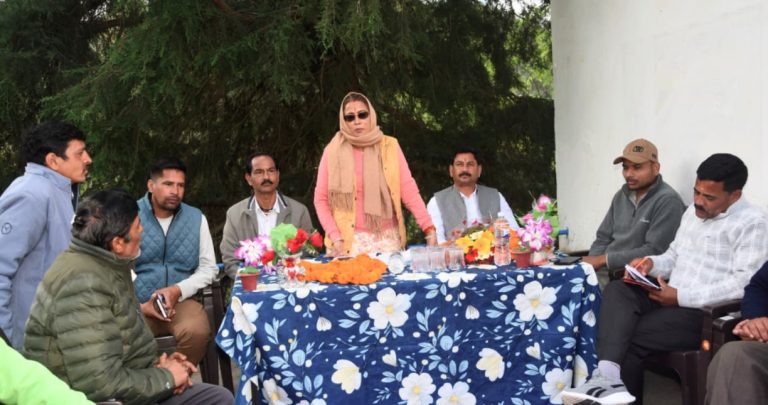 कैबिनेट मंत्री रेखा आर्या ने सुनीं ग्रामीणों की समस्याएं