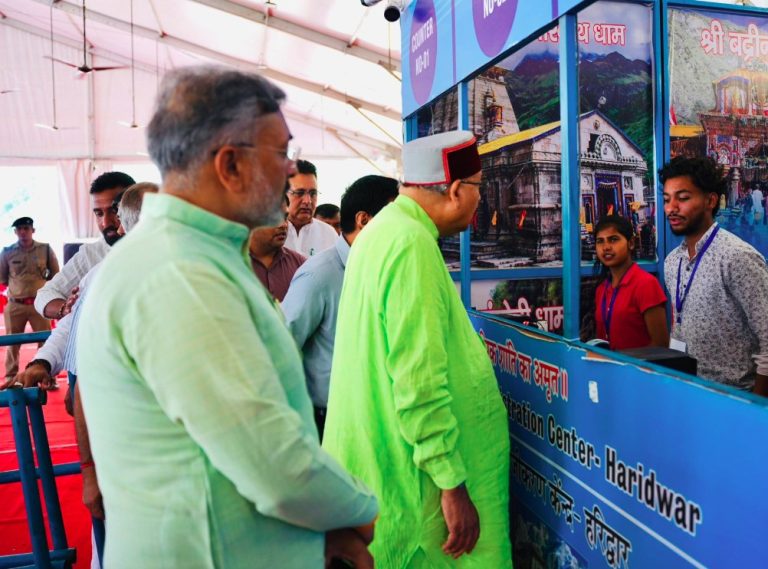 कैबिनेट मंत्री सतपाल महाराज ने ऋषिकुल ग्राउंड स्थित पंजीकरण केंद्र