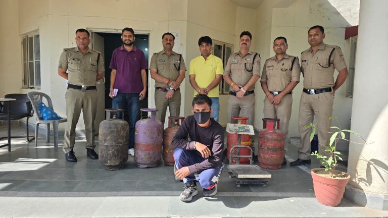 क्यूआरटी की छापेमारी में पकड़ी गई गैस की कालाबाजारी, आरोपी