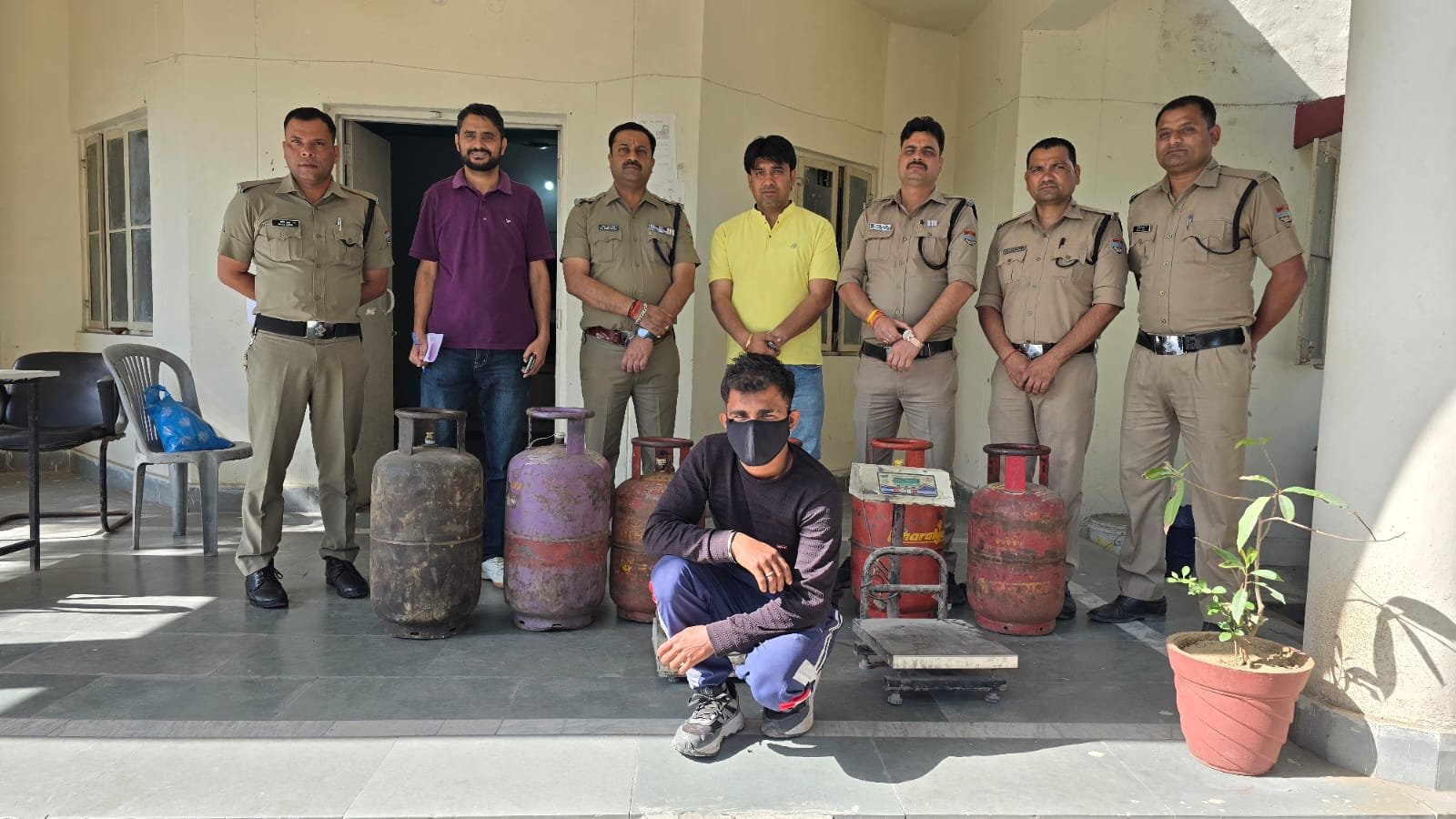 क्यूआरटी की छापेमारी में पकड़ी गई गैस की कालाबाजारी, आरोपी