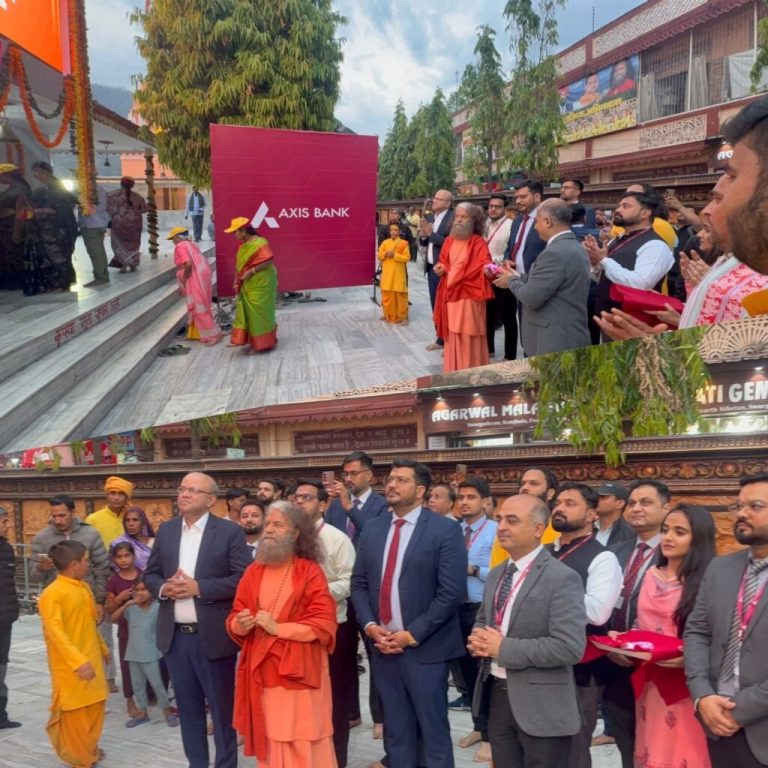 गंगा घाट पर एक्सिस बैंक की एलईडी स्क्रीन, ऋषिकेश में