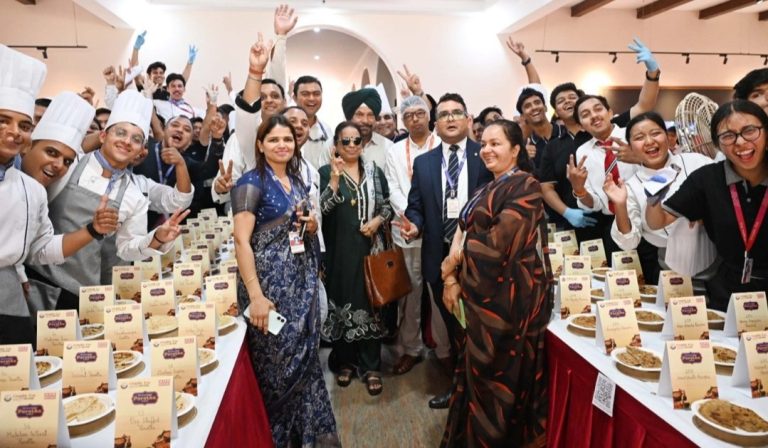 ग्राफिक एरा ने रचा इतिहास, 554 पराठों से एशिया बुक
