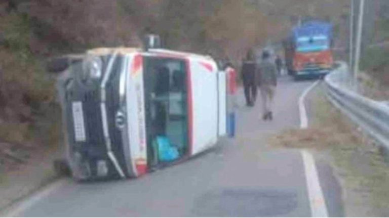 चमोली में ब्रेक फेल होने से एंबुलेंस पलटी, मरीज सहित