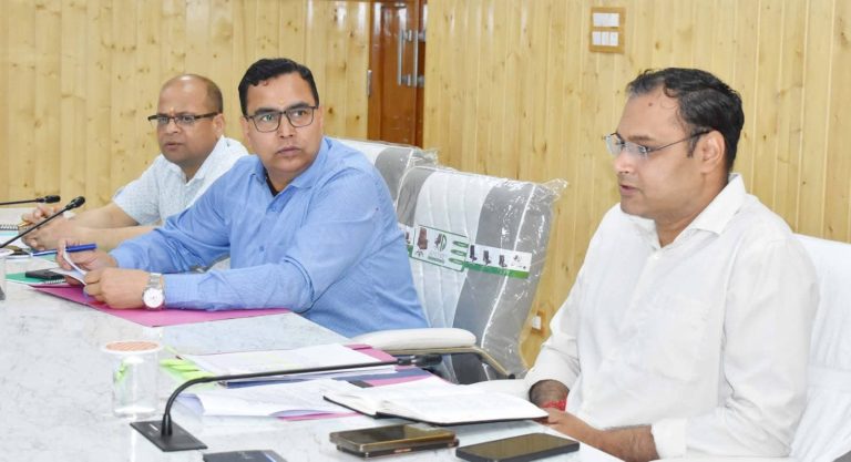 जिलाधिकारी ने सीएम हेल्पलाइन 1905 पर प्राप्त शिकायतों को लेकर