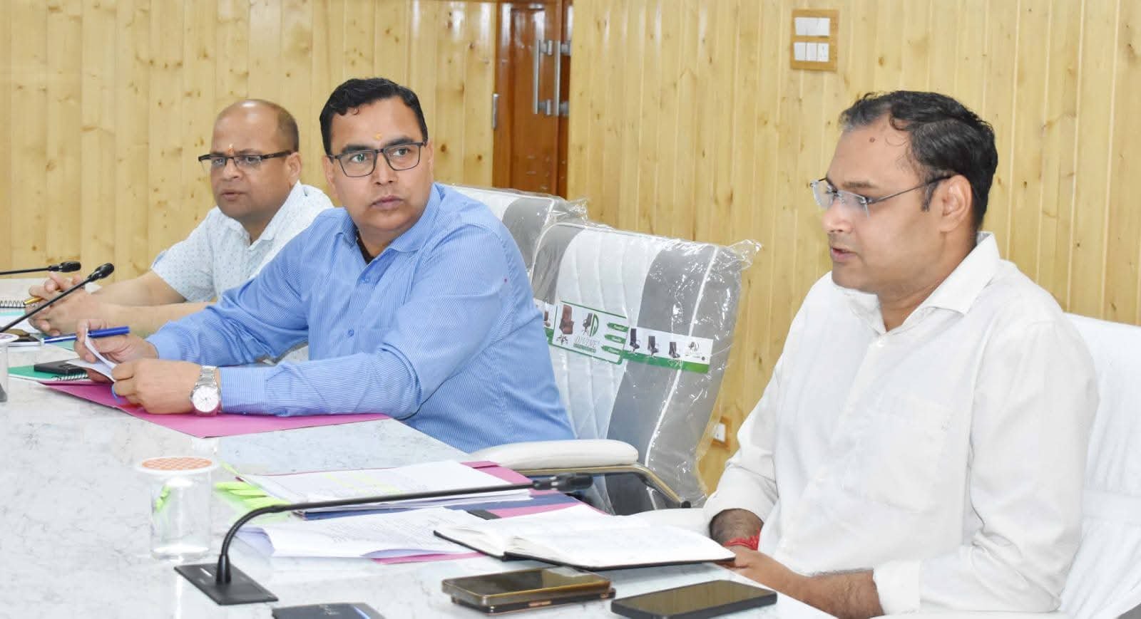 जिलाधिकारी ने सीएम हेल्पलाइन 1905 पर प्राप्त शिकायतों को लेकर