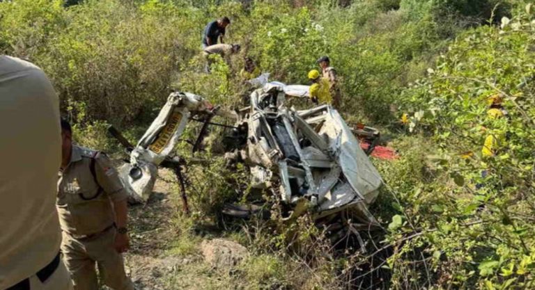 टिहरी हादसा: अंतिम संस्कार से लौट रहे ग्रामीणों की पिकअप