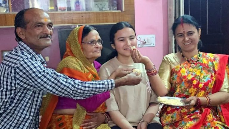 टैक्सी चालक की बेटी गीतिका पंत बनीं उत्तराखंड इंटर टॉपर,