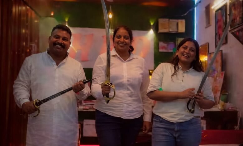 तलवार लहराते हिंदू रक्षा दल की महिलाओं का वीडियो वायरल