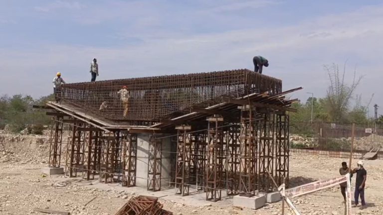 देहरादून में पुल निर्माण अधूरा, तय समयसीमा नजदीक फिर भी आधा काम बाकी, आखिर जिम्मेदार कौन?