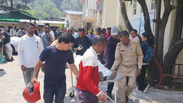 नैनीताल में जंगल की आग बुझाते संविदा कर्मचारी की दर्दनाक मौत, खाई में गिरकर गई जान