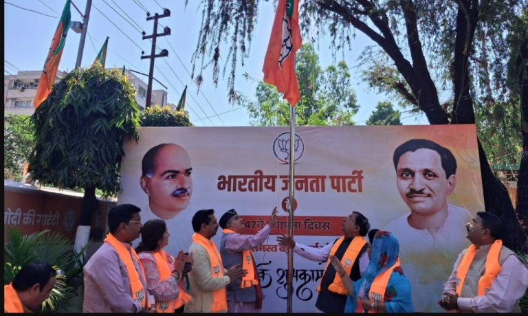 भाजपा का 47वां स्थापना दिवस, प्रदेश अध्यक्ष महेंद्र भट्ट ने किया ध्वजारोहण