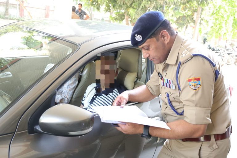 मानवता की मिसाल: एसएसपी ने ऑफिस से बाहर आकर बुजुर्ग