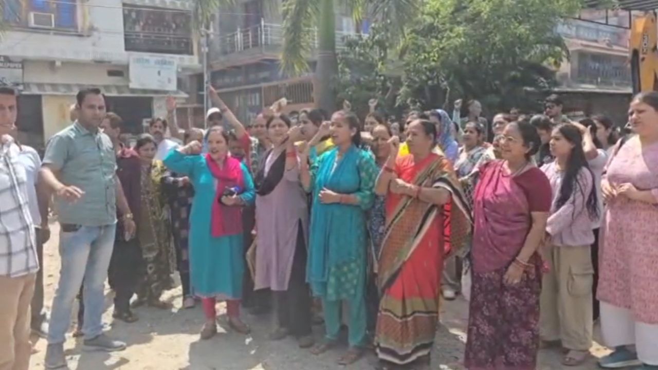 रामनगर में शराब दुकान खोलने का विरोध, ग्रामीणों ने विधायक को घेरा