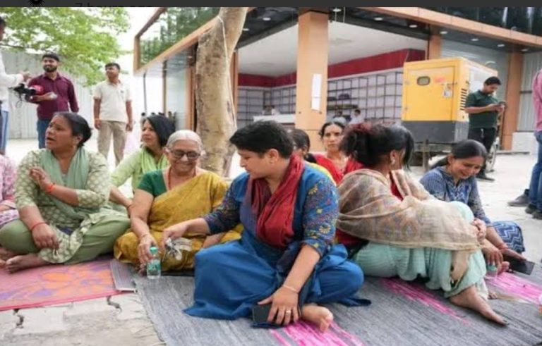 राष्ट्रपति निकेतन गेट नंबर 4 के सामने खुला शराब ठेका