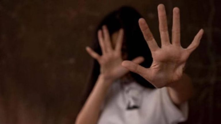 लाज बचाने परिजन पहुंचे कोर्ट, जानें क्या हुआ?