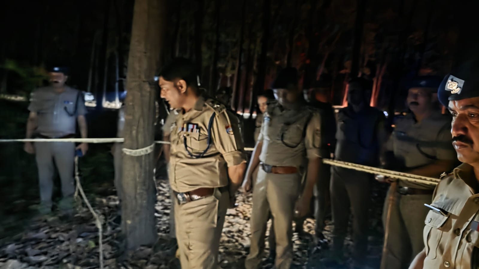लूट के बाद बदमाशों का पुलिस पर हमला, जवाबी कार्रवाई