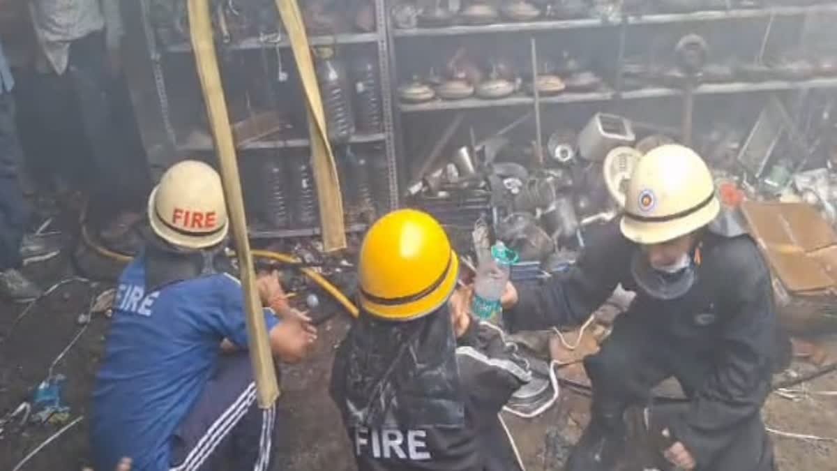 विकासनगर में हार्डवेयर की दुकान में लगी भीषण आग लाखों