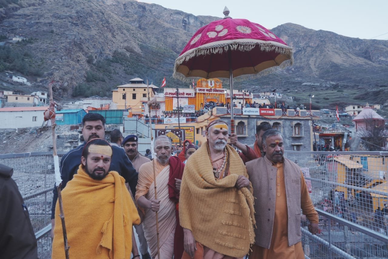 वैदिक मंत्रोच्चार के साथ खुले बदरीविशाल मंदिर के कपाट, श्रद्धालुओं