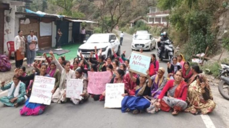 शांत पहाड़ों में भड़का गुस्सा, शराब के खिलाफ सड़कों पर उतरी महिलाएं; पढ़ें पूरी खबर