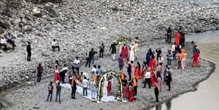 श्मशान घाट पर डेस्टिनेशन वेडिंग! मरचूला में संगम किनारे जयमाला,
