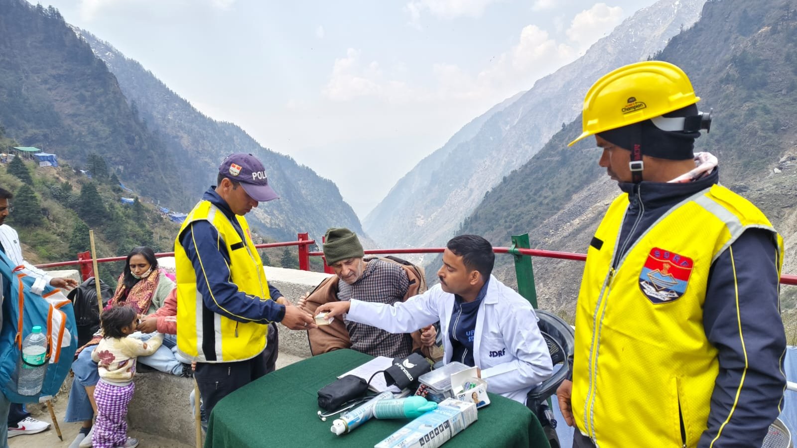 श्री केदारनाथ यात्रा मार्ग पर SDRF का स्वास्थ्य जांच एवं