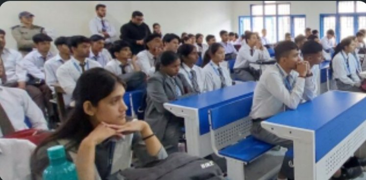 सड़क सुरक्षा जागरूकता कार्यक्रम के तहत हेलमेट, ओवरस्पीड और मोबाइल